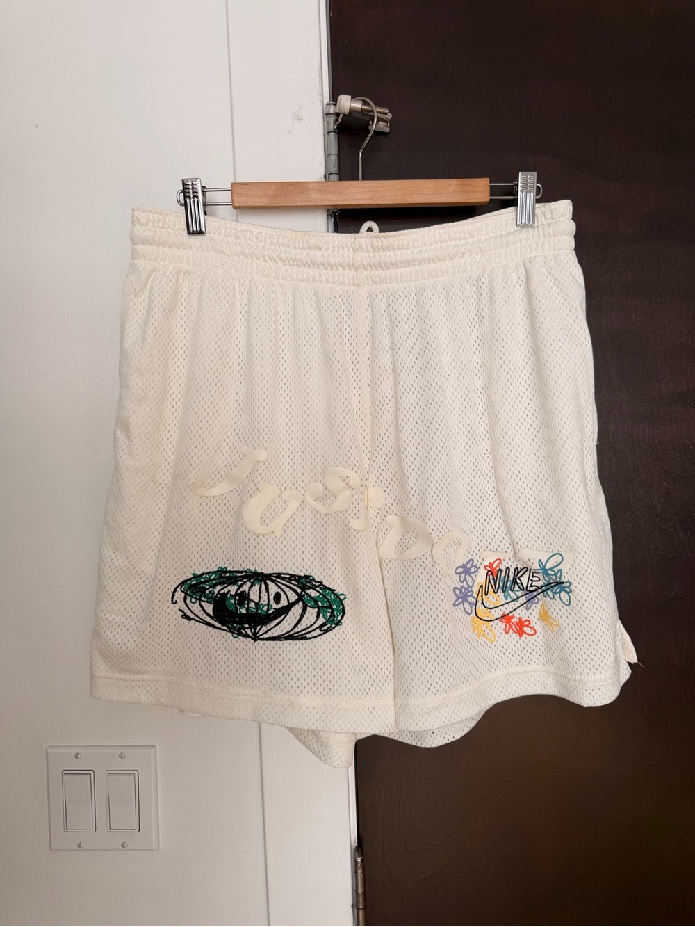 Nike Menโs Mesh Cream Shorts XL